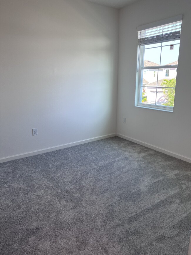 Building Photo - Spacious 4-Bedroom Home with 3 Full Baths in Apollo Beach, FL - Must See!