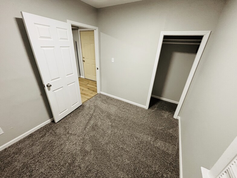 Building Photo - 2315 E End Ave