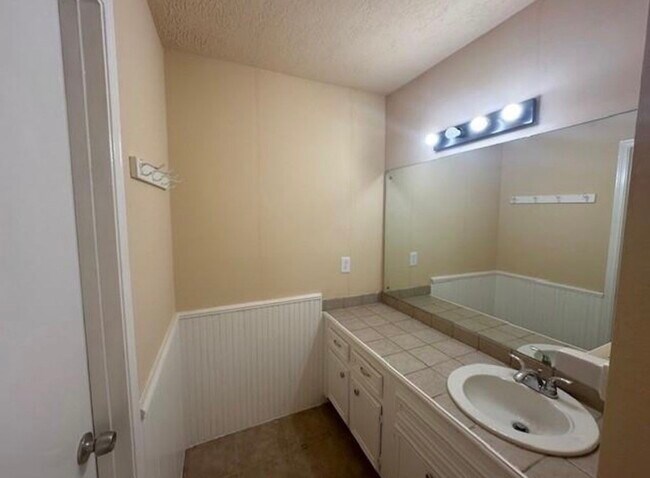 Building Photo - 5921 Arncliffe Dr