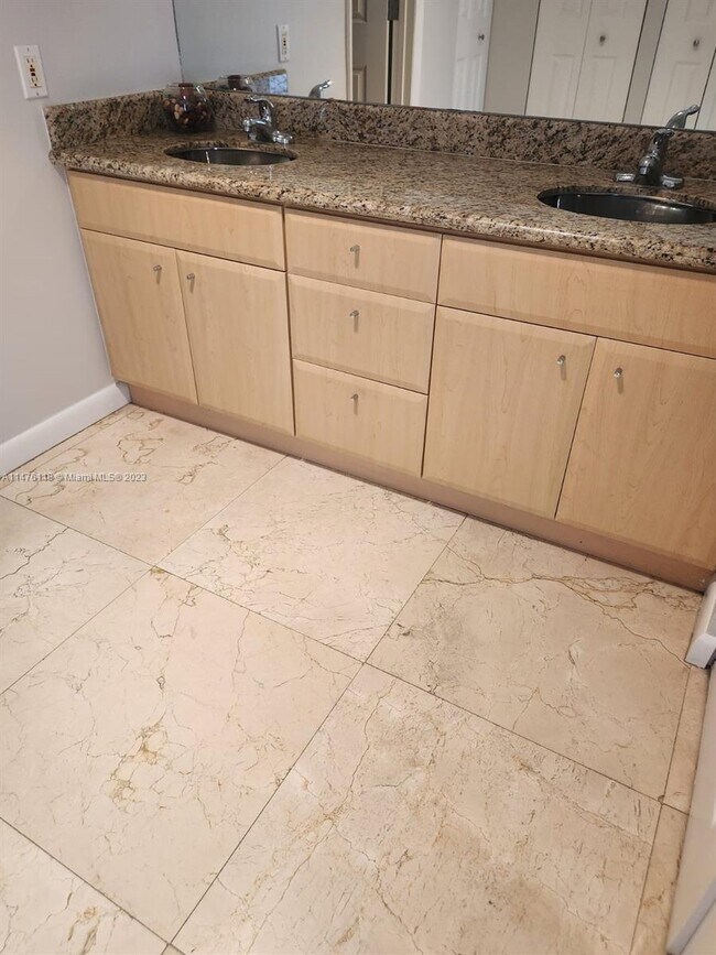 Building Photo - 20355 NE 34th Ct