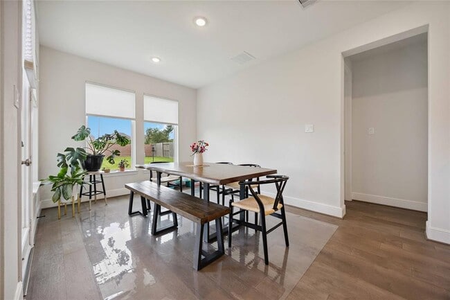 Building Photo - 9911 Regal Bend Dr