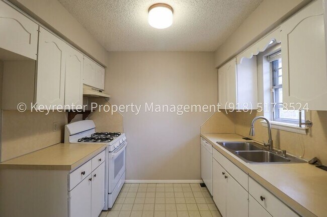 Building Photo - 6125 S Troost Ave