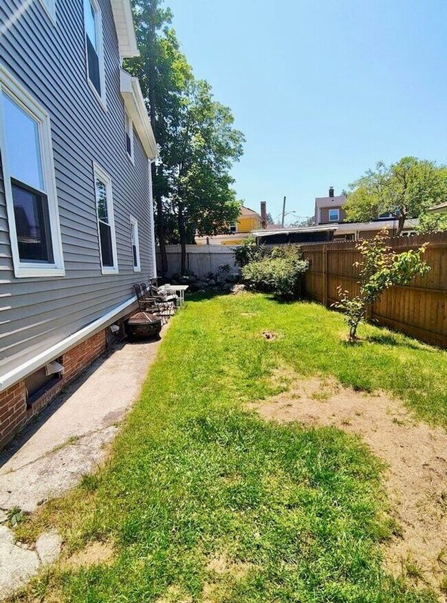 Building Photo - 49 Hillside Ave