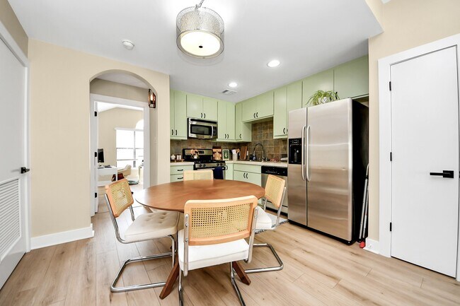 Building Photo - 5941 S Loop E