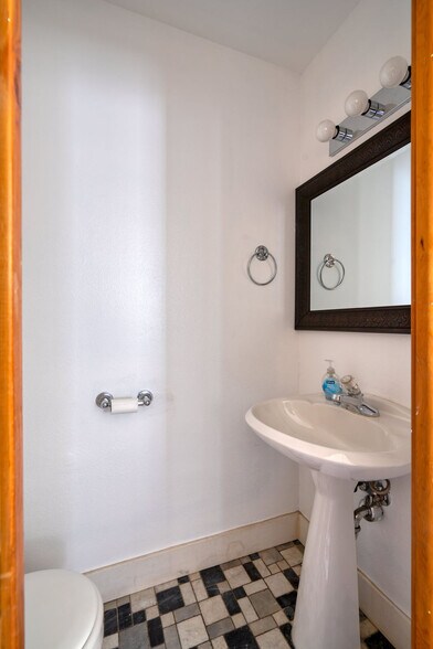 Building Photo - 5040 NE 18th Ave