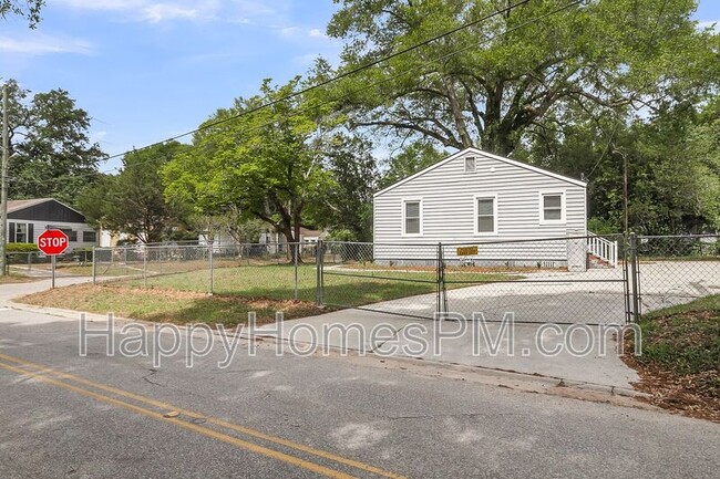 Building Photo - 2308 Aintree Ave