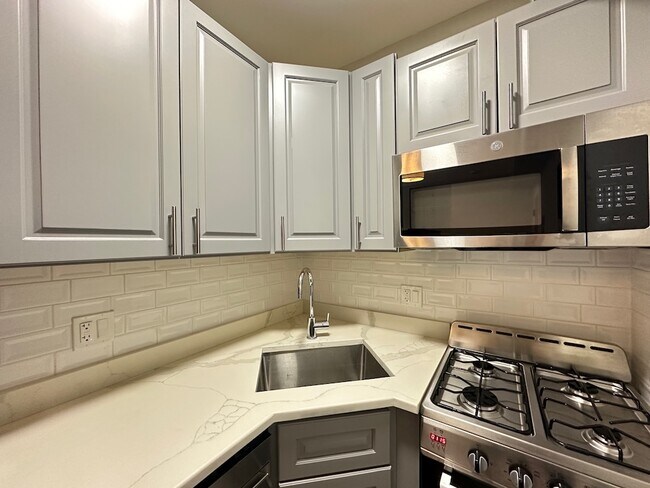 Building Photo - 508 W Belmont Ave