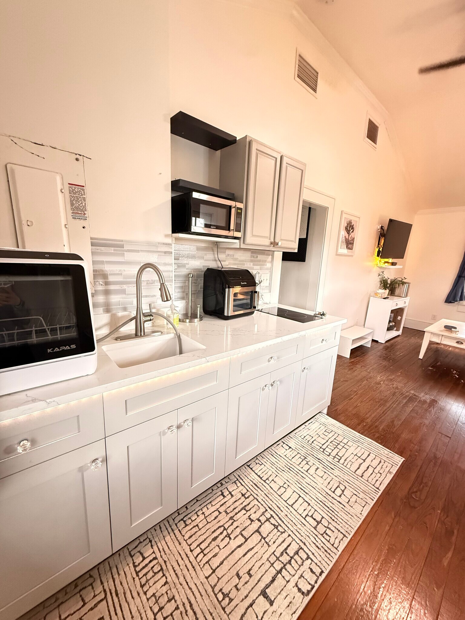 Building Photo - 1920 Victoria Ave