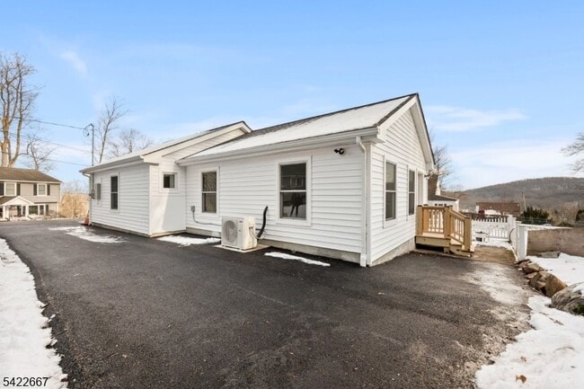 Building Photo - 7 Mountain Rd