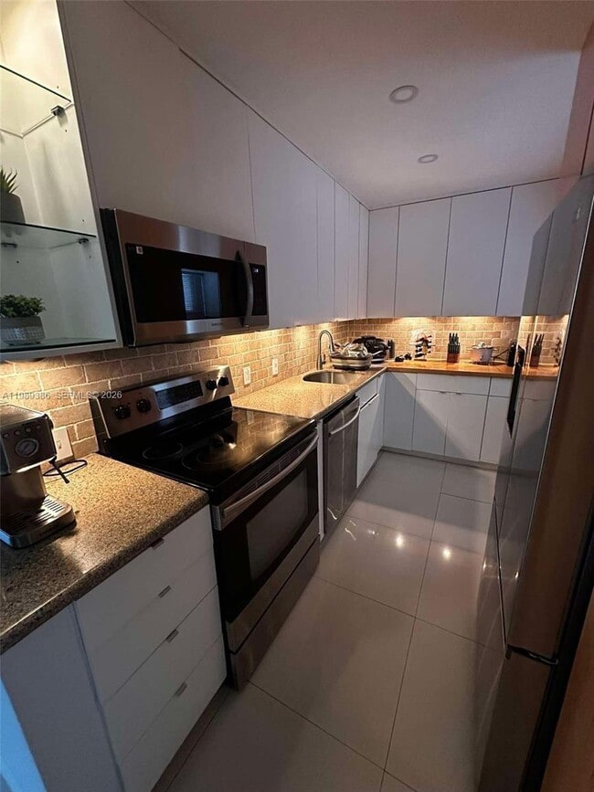 Building Photo - 3401 N Country Club Dr