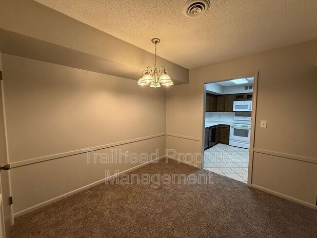 Building Photo - 745 S Hickory St