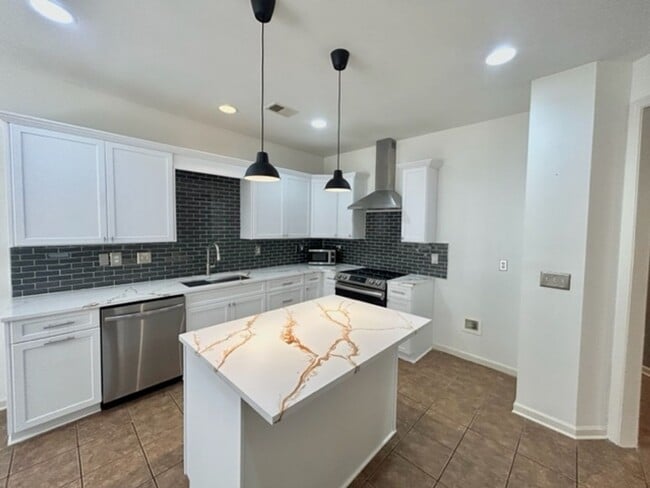 Building Photo - Beautiful 4 Bedroom 3 Bath Home in Lake Forest!