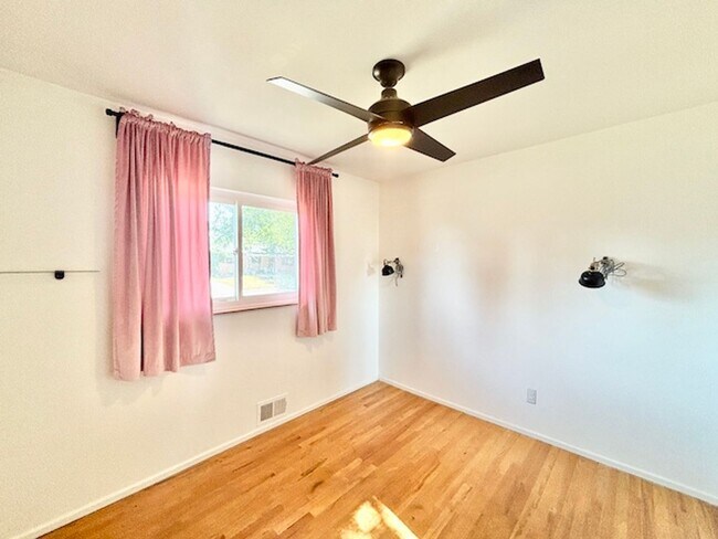 Building Photo - South Denver Brick Ranch