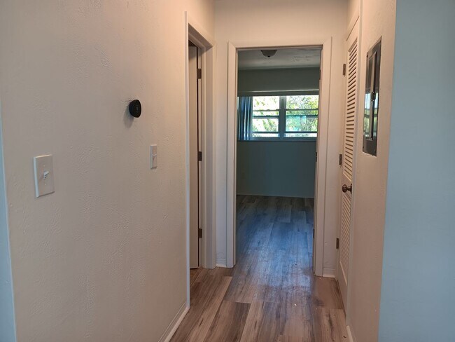 Building Photo - Spacious one-bedroom near Pinellas Trail and Azalea Rec area