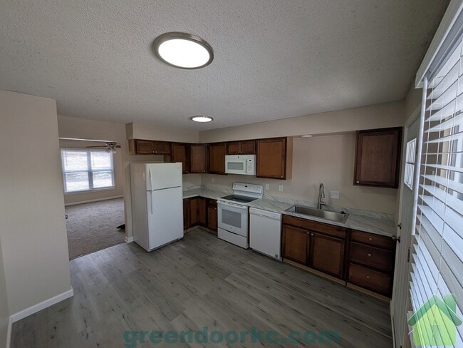 Building Photo - 823 S Lindenwood Dr