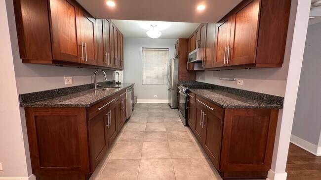Building Photo - 4917 N Avers Ave