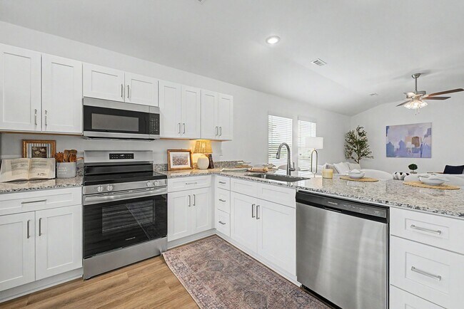 Building Photo - 4 Bed, 2 Bath Home !!