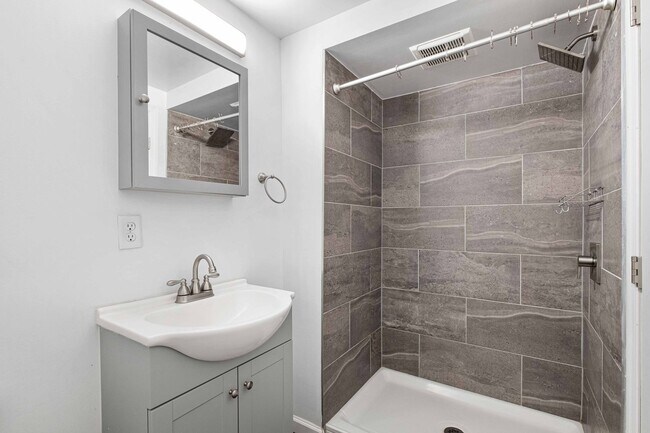 Building Photo - Totally Updated 3 bed, 3 bath, AMAZING loc...
