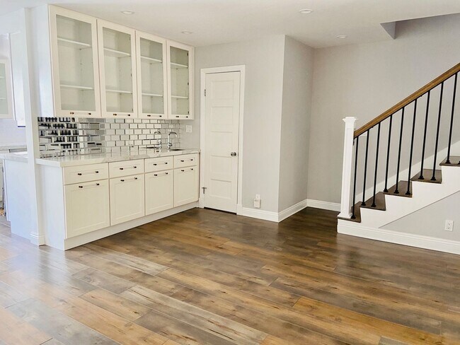 Building Photo - Gorgeous Venice Townhouse w/Upgrades Galore close to Beach+Canals w/Laundry+Garage+Pool