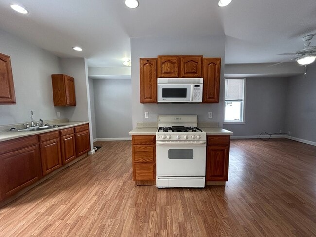 Building Photo - Charming Downtown Grove City Home