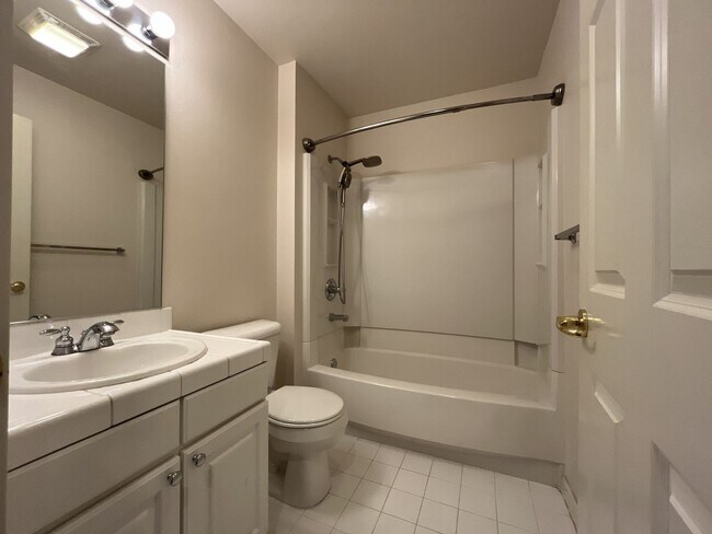Building Photo - Incredible Forrest Park Townhome!! 2 bedroom, 2 bath, HUGE attached Garage!