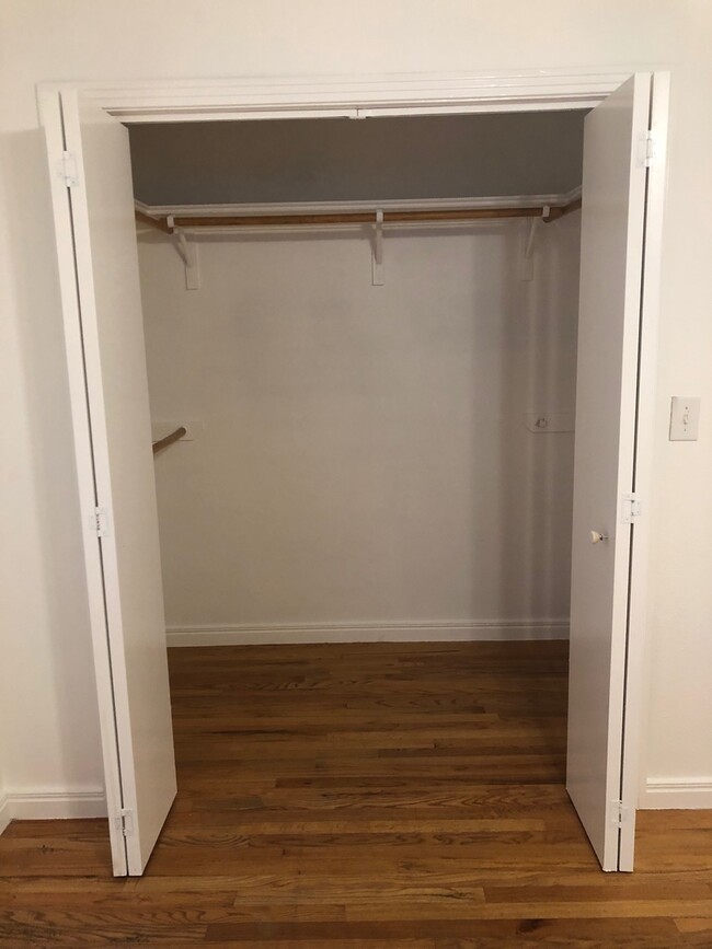 Building Photo - Hyde Park Hideaway! 3/2 with washer/dryer,...