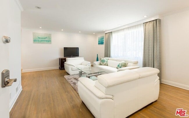 Building Photo - 140 San Vicente Blvd