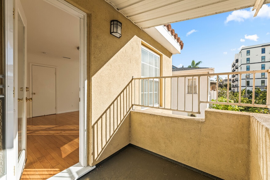 Balcony - 3611 1/2 W 4th St