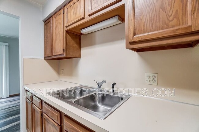 Building Photo - 3164 Kylemore Rd