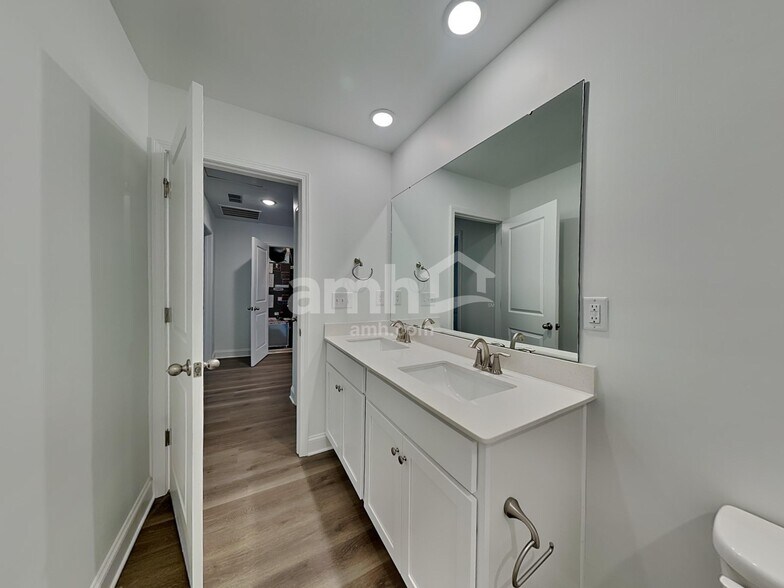 Building Photo - 6066 Rosemore Ln