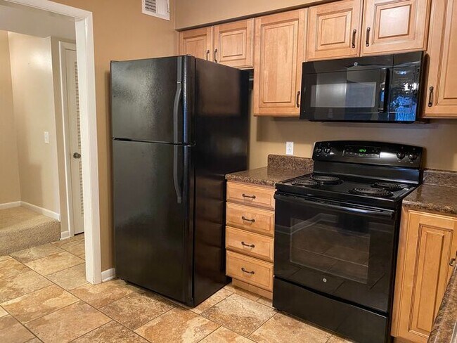 Building Photo - Half Off 1st Month - Large 2 Bed 2.5 Bath Apt in Green Hills - Vandy Belmont Lipscomb!