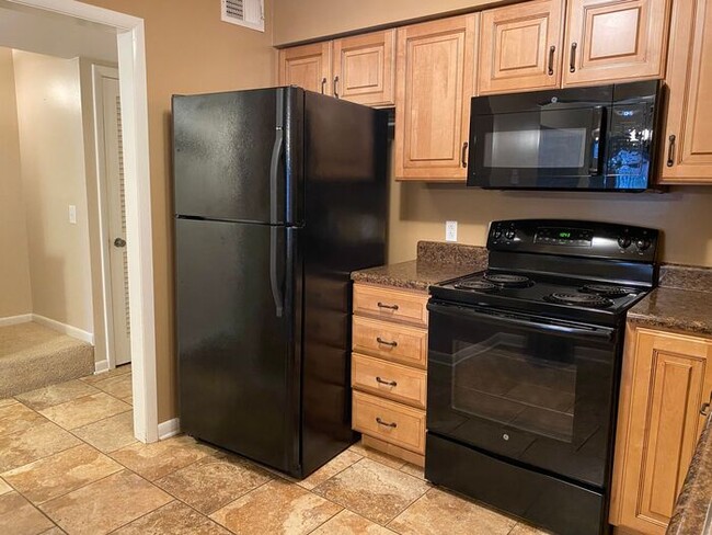 Building Photo - Large 2 Bed 2.5 Bath Apt in Green Hills - ...