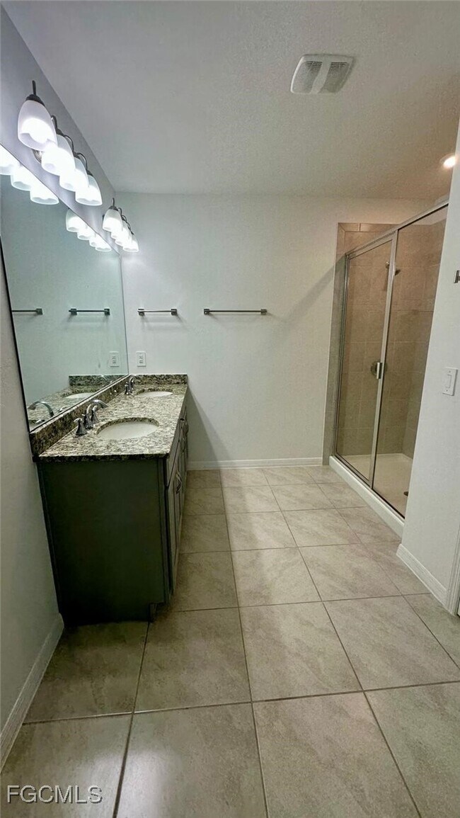 Building Photo - 3034 Royal Gardens Ave