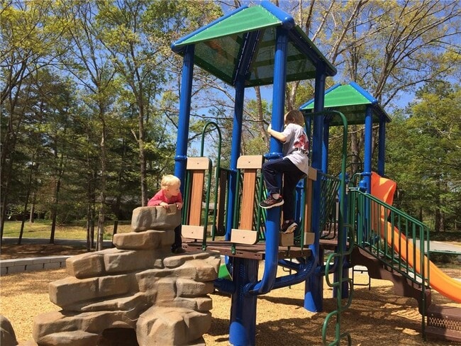 Building Photo - 788 Sherwood Rd N W