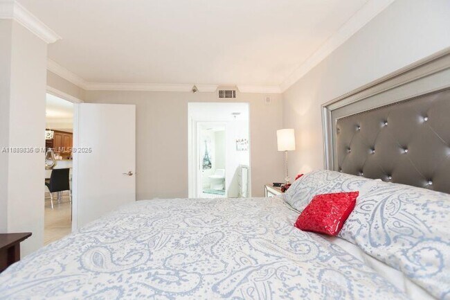 Building Photo - 5880 Collins Ave