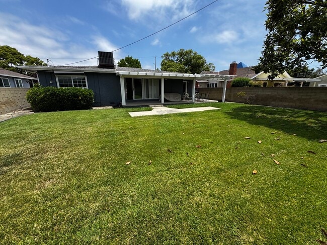Building Photo - NICE 2 Bedroom Home with Large Enclosed Ya...