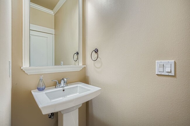 Building Photo - Stunning 3BD / 3BA Redmond Home. Spacious, Updated & Designed for Comfort!