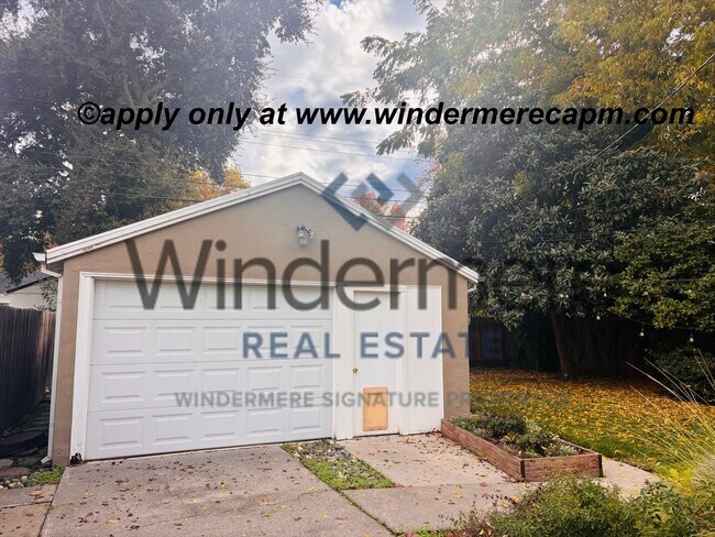 Building Photo - Charming Upper Land Park Home with Vintage...