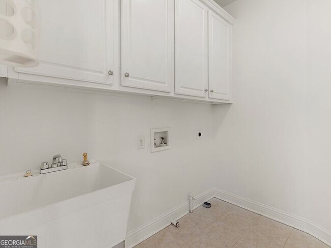 Building Photo - 5074 Healey Dr