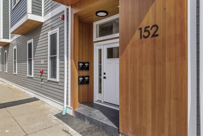 Building Photo - 152 Marion St