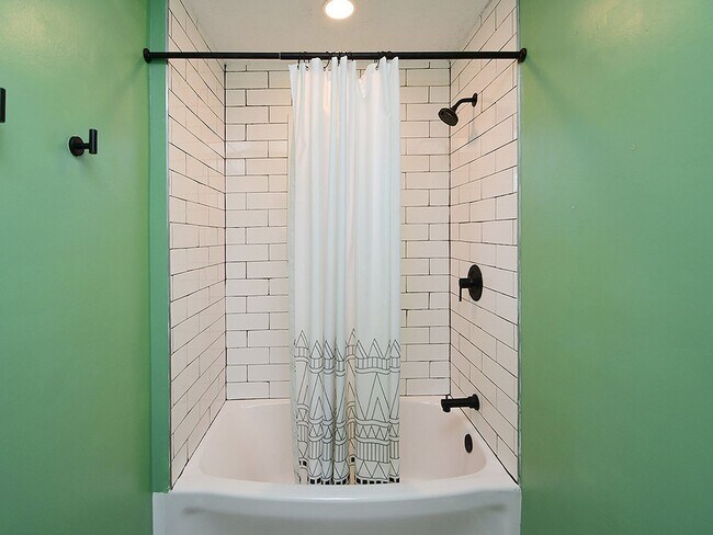 Building Photo - 4640 Washington Ave