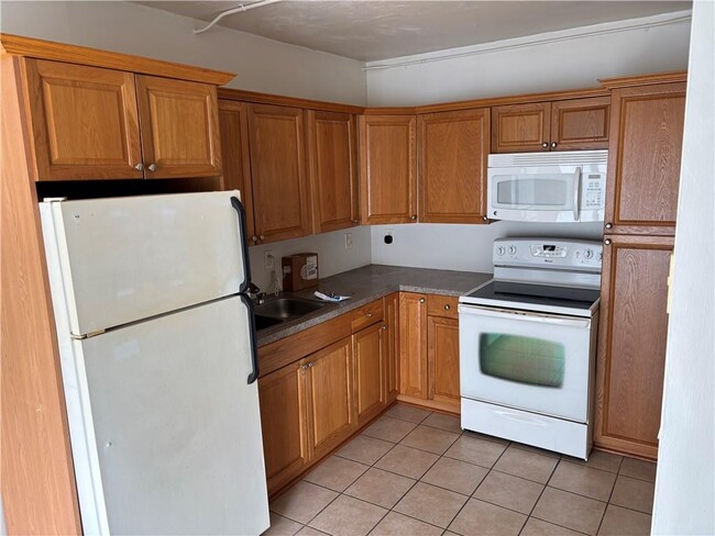 Building Photo - 336 Killingly St