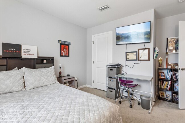 Building Photo - 4 Bedroom / 2.5 Bathroom - Marquis Hills