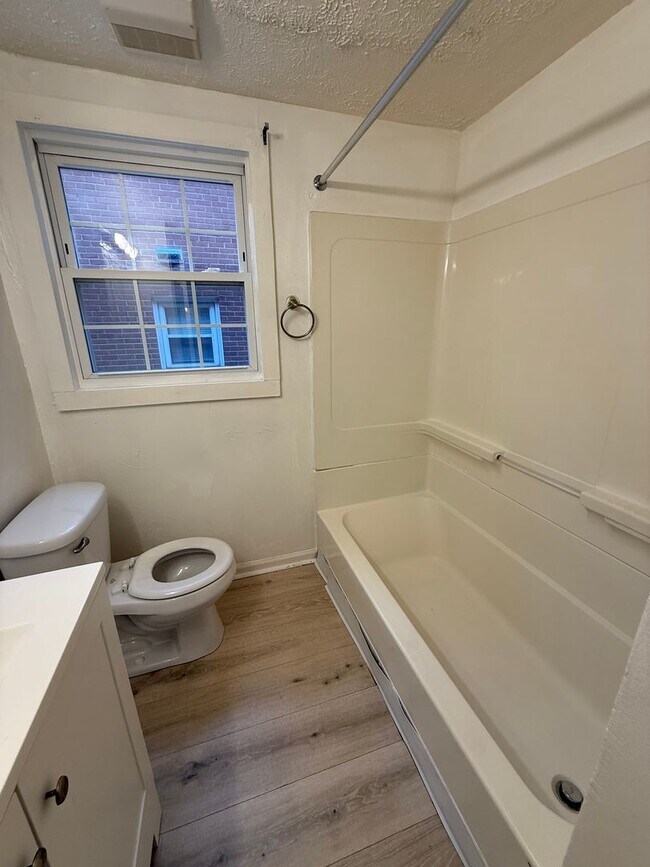 Building Photo - 3bd DOWNSTAIRS DUPLEX Shaker Section 8/Cas...