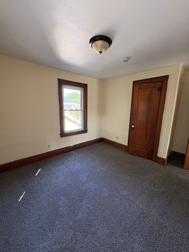 Building Photo - Three bedroom one bathroom home for rent