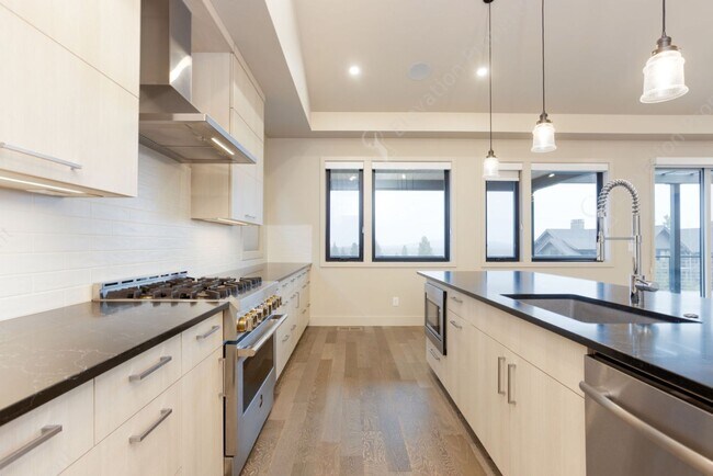 Building Photo - Exquisite Tetherow Living with Resort Memb...