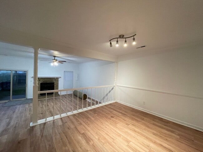 Building Photo - 3 bedroom townhome! Fenced backyard.