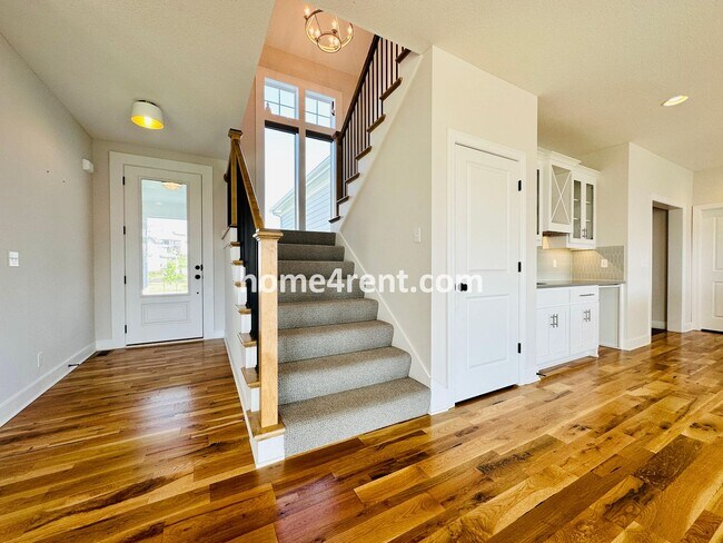 Building Photo - Exceptional Olathe Home in the Cedar Creek Subdivision w/ Wood Floors and a Finished Basment!