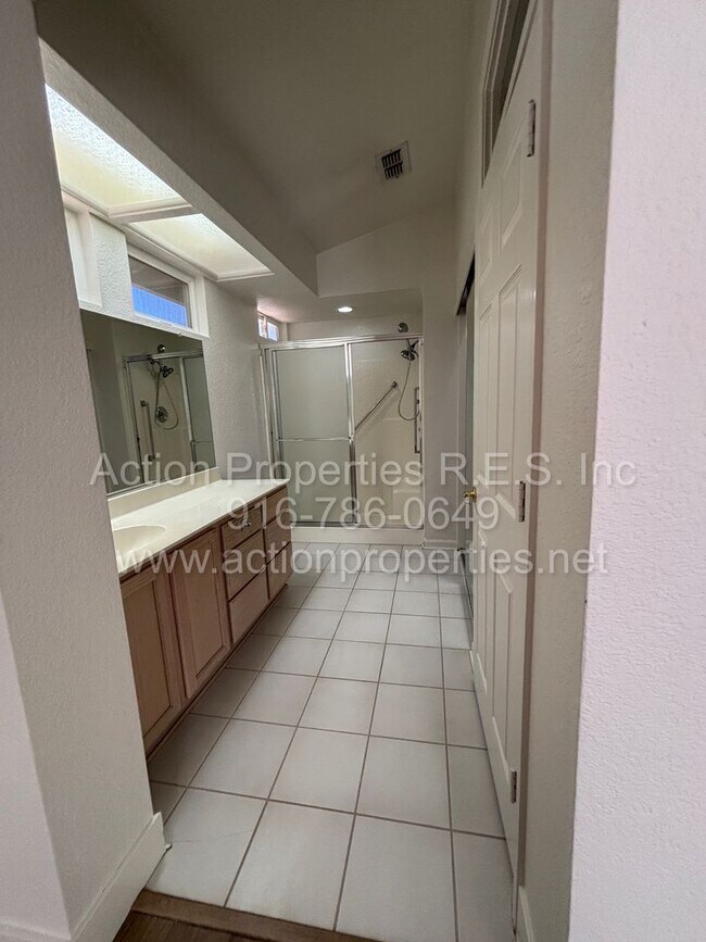 Building Photo - 6000 Buggy Whip Ln
