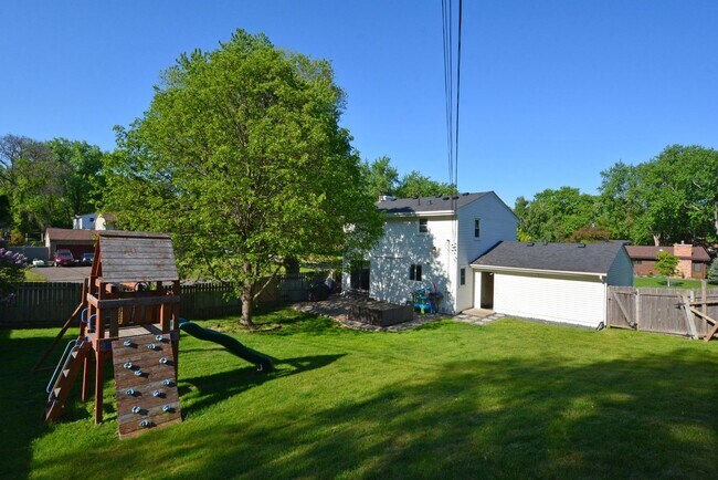 Building Photo - Beautiful 3-Bed 3-Bath Home in Golden Valley - Available 6/1!